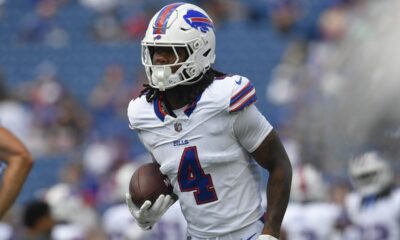 Who are the early favorites to win the NFL rushing title?